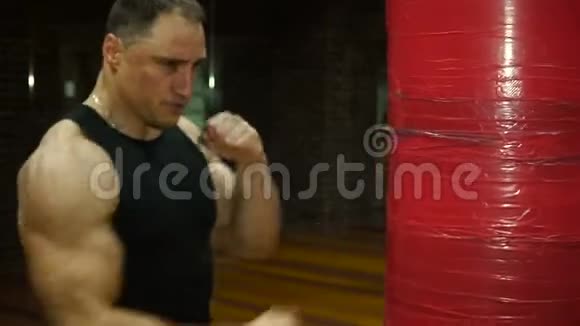 拳击手对一个拳击梨进行了一系列的打击视频的预览图