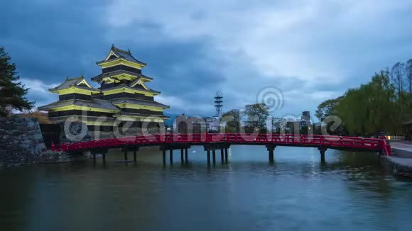 日本松本市长野松本城堡白天到晚上的时间间隔视频的预览图