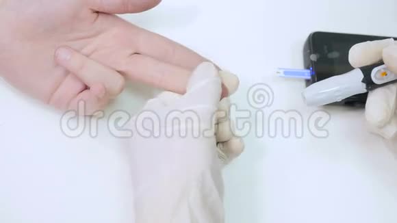 医生用手指抽血视频的预览图