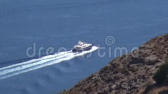 离开希腊帕特莫斯岛的豪华游艇视频的预览图