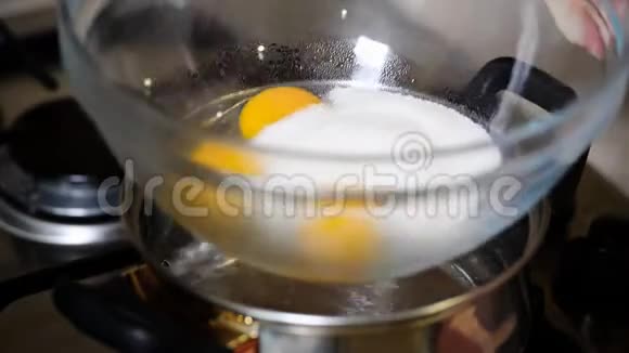 在水浴中用糖打鸡蛋视频的预览图
