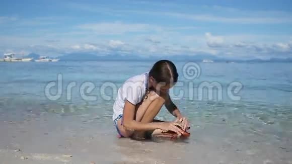 女孩在玩海星视频的预览图