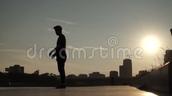 日落时分一个人在城市背景下跳街视频的预览图