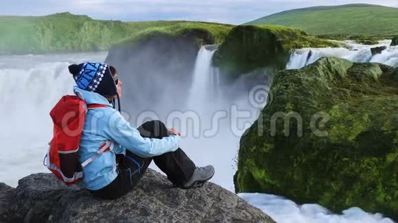 游客欣赏戈达佛斯瀑布的美丽景色视频的预览图