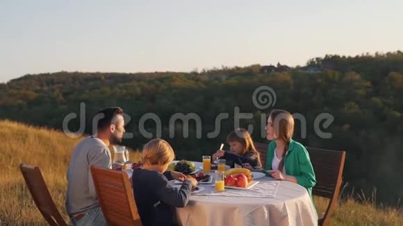 幸福的家庭在大自然中吃午饭视频的预览图