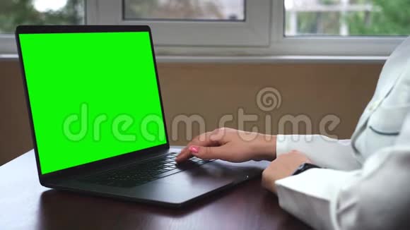 女医生带一台带有色度键的笔记本电脑现代医学视频的预览图