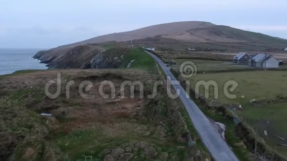 爱尔兰西海岸寂寞街鸟瞰图视频的预览图