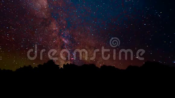 银河从树后出现英仙座流星雨刚毛银河时间推移夜空动画视频的预览图