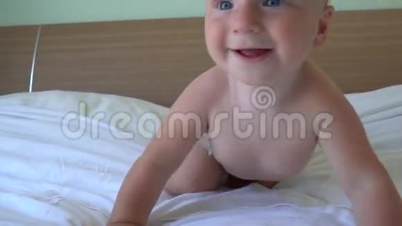 可爱的婴儿在床上爬行视频的预览图