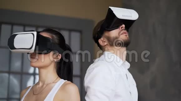 戴着现代VR眼镜的男人和女孩四处张望视频的预览图