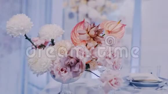 中间特写镜头水晶花瓶里美丽的婚礼花束视频的预览图