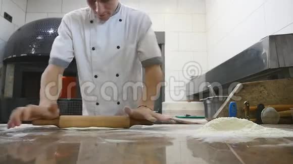 厨师的手把面团擀成比萨饼视频的预览图