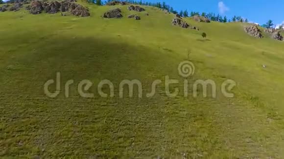 喀喀西亚共和国绿色草地远处丘陵和多云天空的空中景色俄罗斯视频的预览图