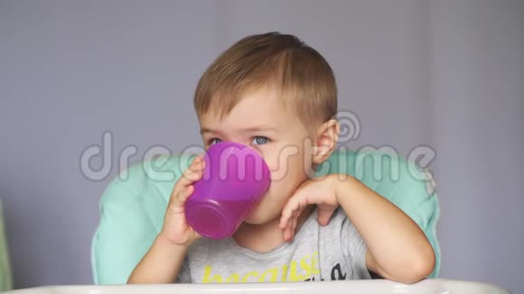 小男孩从塑料器皿里喝水视频的预览图