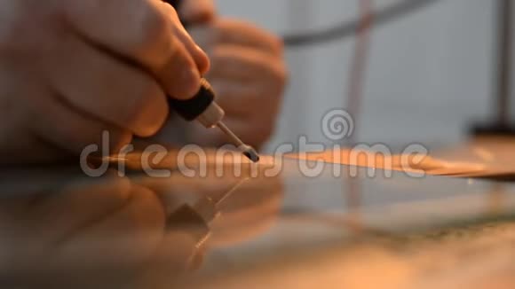 使用木头和玻璃的艺术家手工使用钻头视频的预览图