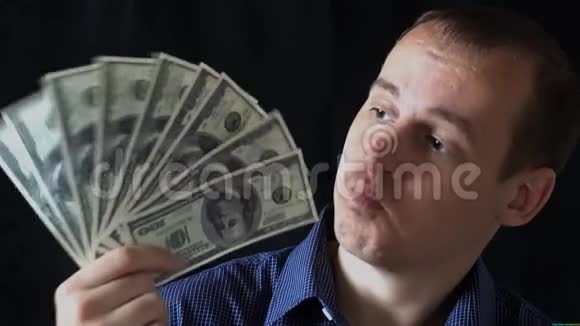 银行家商人的肖像显示美元钞票现金货币黑色背景视频的预览图