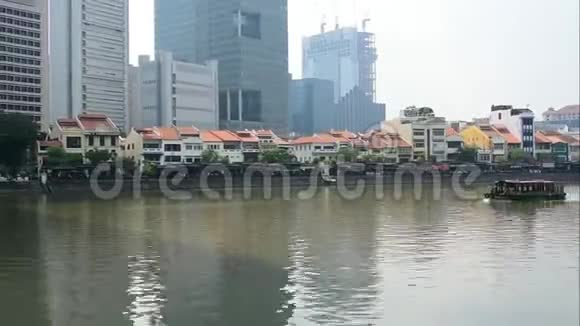 高清时间流逝的船只在克拉克码头和船码头最受欢迎的夜生活场所在新加坡视频的预览图