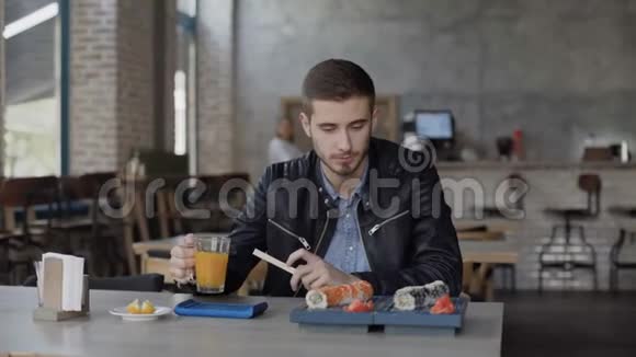 帅哥在4K咖啡馆吃寿司卷喝果汁视频的预览图
