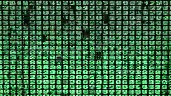 在电脑屏幕上滚动绿色数字视频的预览图