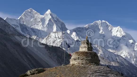 佛教Stupa日出全景喜马拉雅山视频的预览图