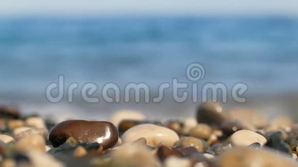 土耳其海岸在阳光明媚的日子里焦点从多色的鹅卵石转移到蓝色的大海和回来视频的预览图