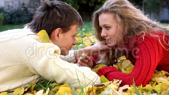 黄叶上的年轻夫妇视频的预览图