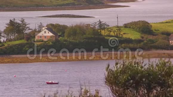 爱尔兰的一所小房子和一艘小帆船视频的预览图