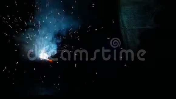 焊接金属零件大量火花和烟雾特写工业SLOMO视频的预览图