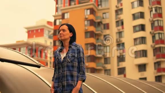 穿着休闲服装在城市风景中行走的女人视频的预览图