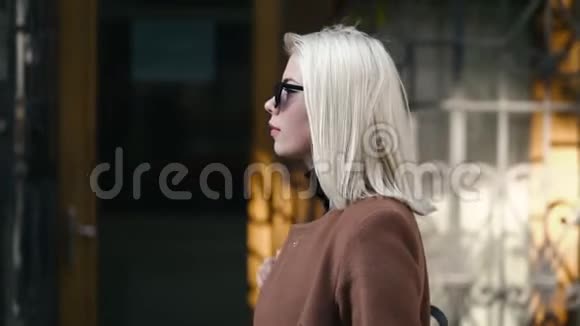 秋城年轻迷人的金发女人的肖像女孩有时尚的外观太阳镜和鼻子穿孔夫人视频的预览图