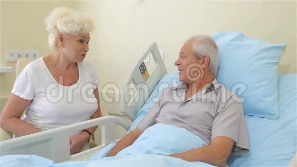 老两口在医院谈话视频的预览图