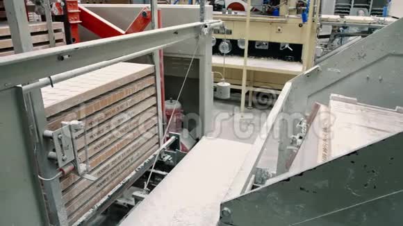 工业机器制造糖果糖果厂视频的预览图