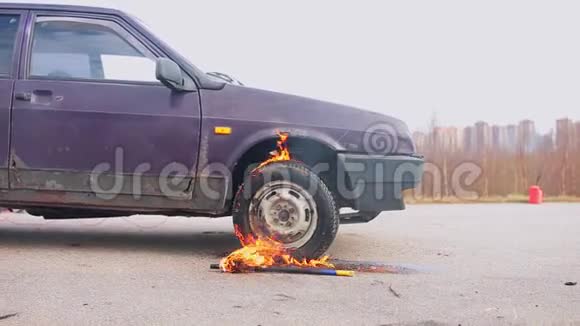 旧的生锈的紫罗兰色汽车在寒冷的日子里被遗弃在一条燃烧的车轮上视频的预览图