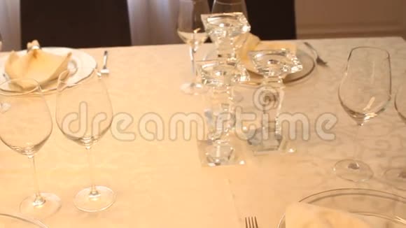 餐厅桌上的白色餐巾纸视频的预览图