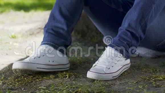 穿舒适运动鞋的休闲青少年脚年轻人在户外放松视频的预览图
