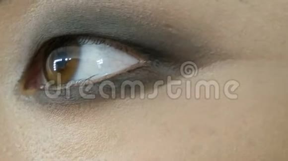 专业造型师化妆师化妆师在视觉工作室近景中为亚洲女孩模特脸上的烟雾视频的预览图