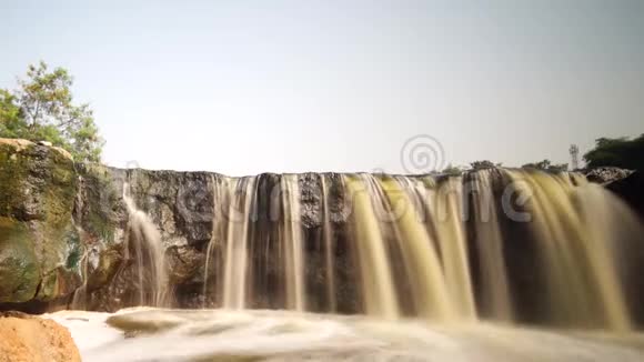 印尼贝卡西帕里吉瀑布的水污染视频的预览图