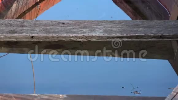 带雨水的旧木秋渔船视频的预览图