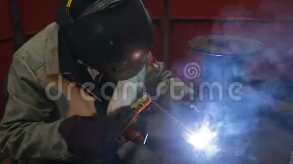 电焊机烧制金属结构视频的预览图