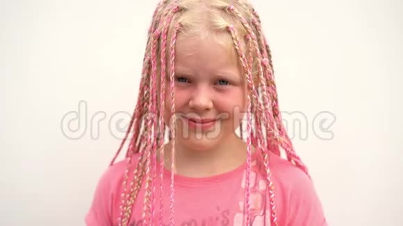 一个美丽的浅皮小女孩的肖像一个不标准的现代外观粉红色的非洲编曲的Zizi视频的预览图