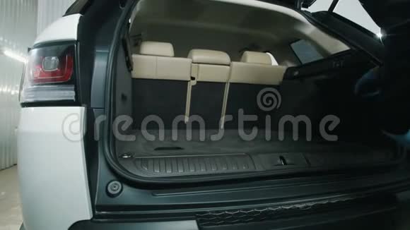 人用吸尘器清洁汽车内部干洗后备箱视频的预览图