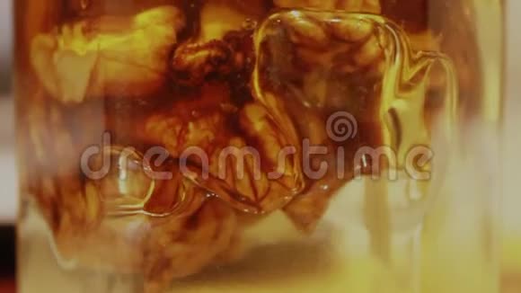 蜂蜜在玻璃上缓慢的运动视频的预览图