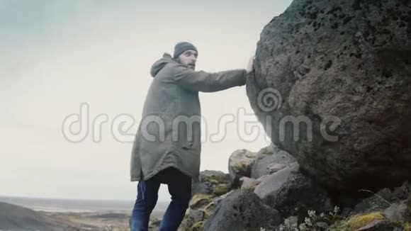 一个年轻的旅游者在冰岛的瓦特纳冰盖冰川泻湖中穿行于群山之中视频的预览图