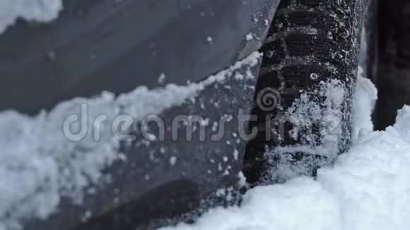 汽车出不去大雪堆视频的预览图