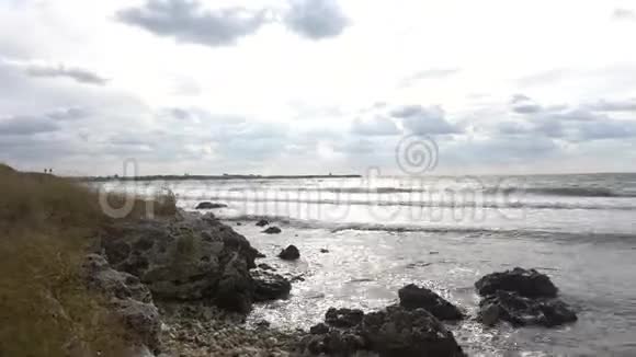 海海岸的全景石头岩石天空海浪视频的预览图