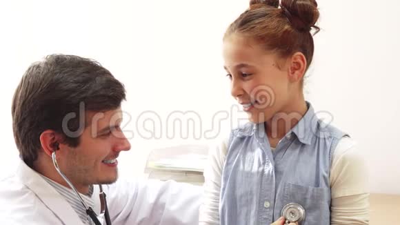 一个好医生非常仔细地听一个小病人的肺视频的预览图