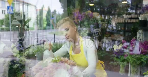 女人在商店里洒花视频的预览图