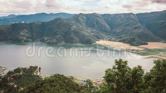 尼泊尔PokharaPhewa湖的时间推移多利拍摄视频的预览图