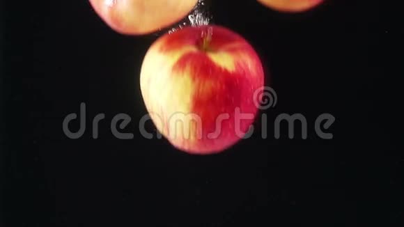 成熟的苹果从水中飘落视频的预览图