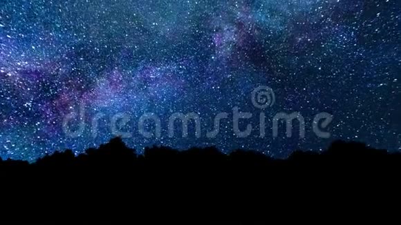 银河从树木后面出现珀尔塞德流星雨布里斯托尔银河系时间推移夜空动画视频的预览图